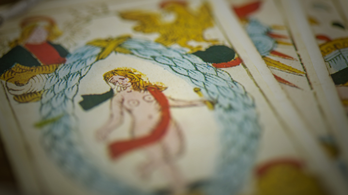 Gros plan sur l'Arcane Le Monde du Tarot de Marseille