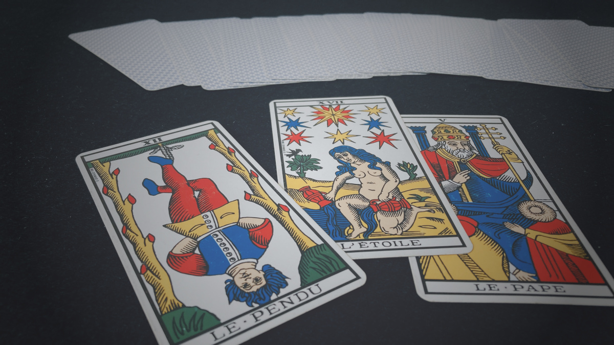 Tirage de trois cartes du Tarot de Marseille : Le Pendu, L'Étoile et Le Pape